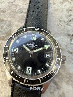 Vintage Unichron 17 Jewels Skin Diver's watch Men's SWISS MADE Runs smooth RARE